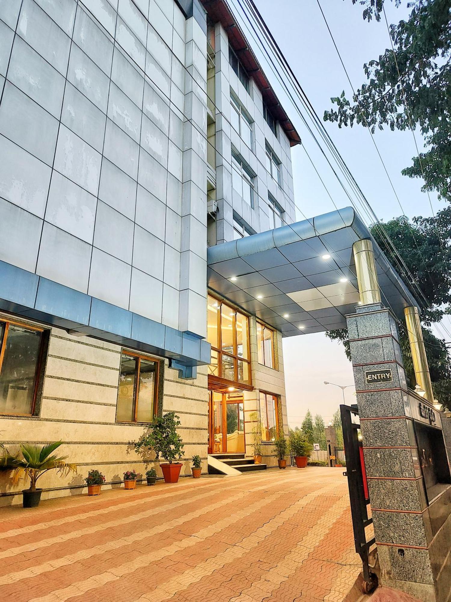 Hotel Presidency Kempegowda International Airport Bangalore Bagian luar foto